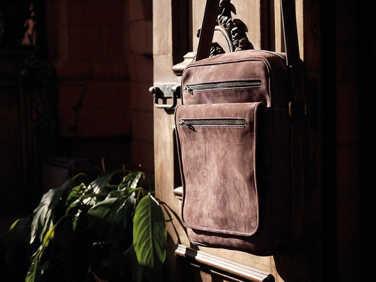 Sacoche pour Homme en nubuck de zébu, Maroquinerie IZAHO Madagascar 10