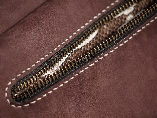 Sacoche pour Homme en nubuck de zébu, Maroquinerie IZAHO Madagascar 8