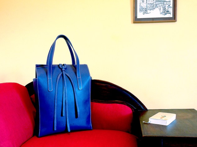 sac-sur-mesure-en-cuir-bleu-de-mme-barreau-izaho-maroquinerie-madagascar-2